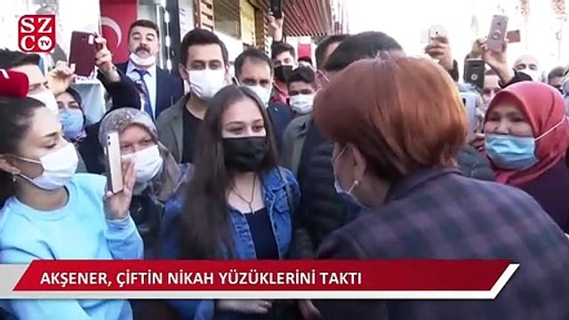 Akşener, yanına gelen çiftin nikah yüzüklerini taktı, gazetecilere yaptığı espri kahkahalara neden oldu