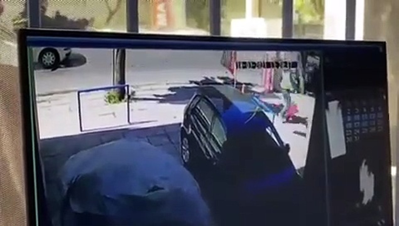 Ντοκουμέντο: Λιοσίων - Η στιγμή που το κλεμμένο ΙΧ πέφτει πάνω στις μοτοσυκλέτες