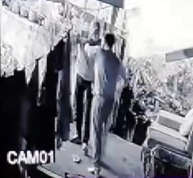 Zile basarak kontrol yapan hırsızlık şüphelisini yakalayıp dövdü