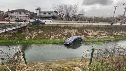 Dere yatağına devrilen otomobilin sürücüsü yaralandı