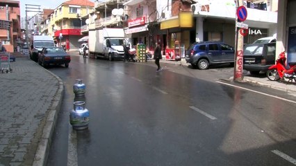 Arabanın altında kaldı, ölümden kıl payı kurtuldu...O anlar kamerada