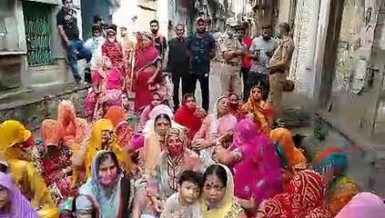 मुआवजा व सरकारी नौकरी की मांग को लेकर क्षेत्रवासी फिर धरने पर