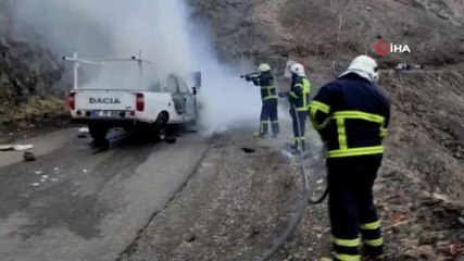 Kamyonet alev alev yandı