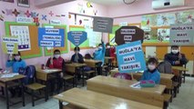 Öğrenciler Türkçe ve İngilizce yazılı dövizlerle maske, mesafe ve hijyen uyarısında bulundu
