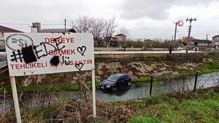 Dereye uçan otomobilden burnu kanamadan çıktı