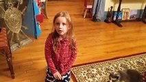 بالفيديو ردة فعل طفلة بعد إهدائها قطة في عيد ميلادها