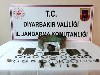 Diyarbakır'da tarihi eser kaçakçılığı operasyonu: Urartu ve Rome dönemlerine ait eserleri giysilerinin içine saklamışlar