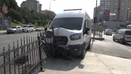 Şişli'de feci kaza: Polis minibüsü korkuluklara daldı