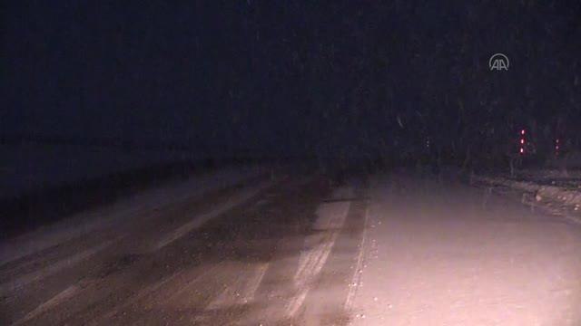 Kop Dağı Geçidi'nde kar yağışı ve tipi etkili oluyor