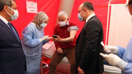 ELAZIĞ - Kovid-19 ile mücadelede 65 yaş üstü için aşı çadırı kuruldu