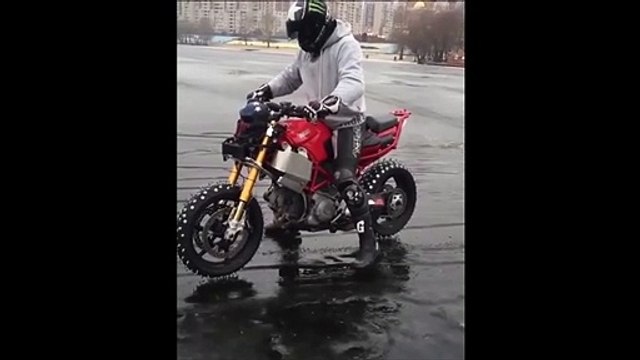 Faire de la moto sur un lac gelé... risqué