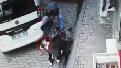 Bağcılar'da içinde bebek bulunan araba yola düştü, o anlar kameraya yansıdı