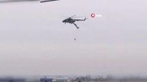 - Askeri helikoptere takılan paraşütçü havada asılı kaldı