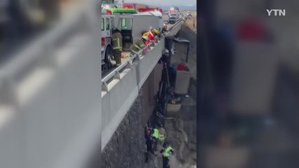 30m 협곡 위에 아슬아슬 매달렸던 트럭...노부부 극적 구조 / YTN