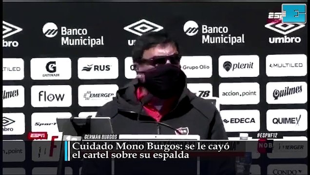 Cuidado Mono Burgos: se le cayó el cartel sobre su espalda