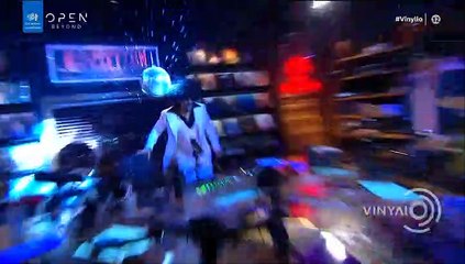 Βινύλιο: Ο Αντώνης Κανάκης «έριξε» το Twitter - Η μεταμφίεση που θύμισε Θέμη Αδαμαντίδη