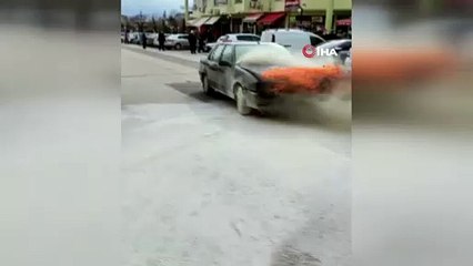Seyir halindeki otomobil alev alev yandı