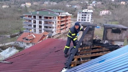 Kastamonu'da çıkan çatı yangını büyümeden söndürüldü