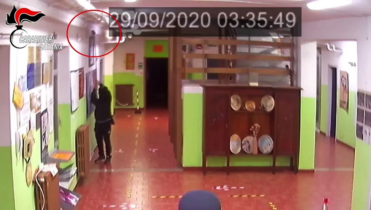 Riposto (CT) - Rubava merendine da distributori a scuola arrestato 27enne (21.03.21)