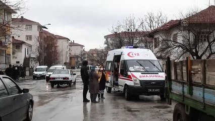 Çubuk'ta 5 katlı binanın çatısına yıldırım düştü