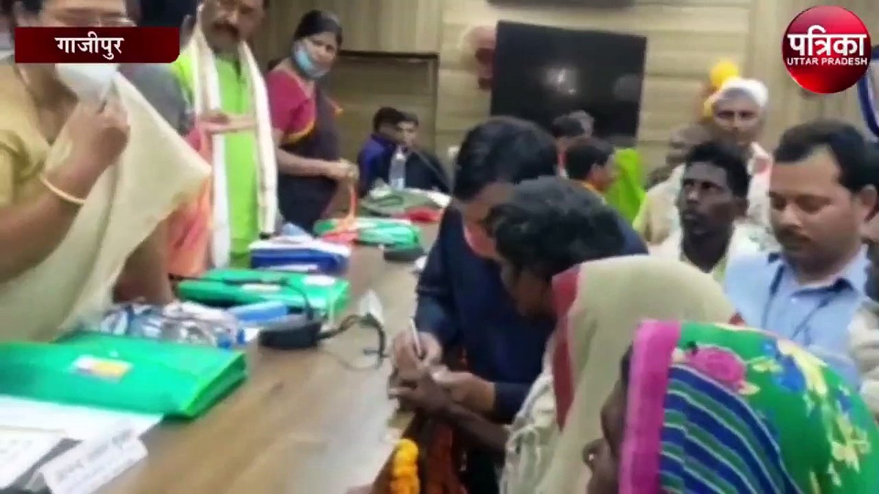 योगी सरकार के 4 साल पूरे होने पर लाभार्थियों को...