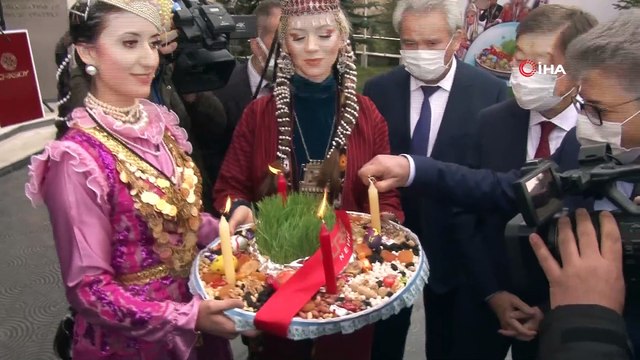 Kültür ve Turizm Bakanı Ersoy, Nevruz ateşinden atladı