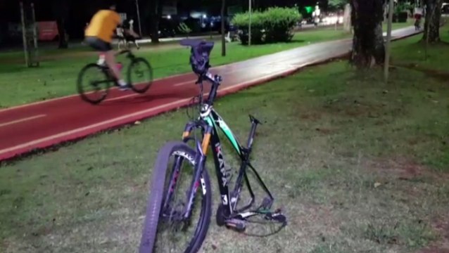 Ciclista fica ferido ao bater contra carro na Avenida Brasil, no Bairro São Cristóvão