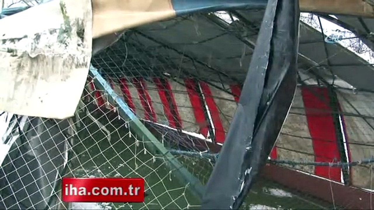 Yoğun kar nedeniyle halı sahanın çatısı çöktü