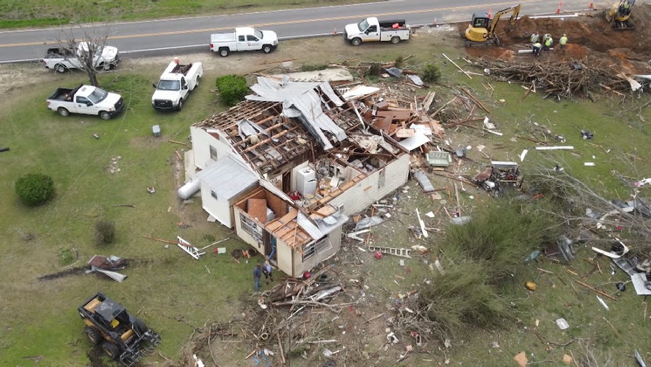 Tornado leaves destructive path in Alabama