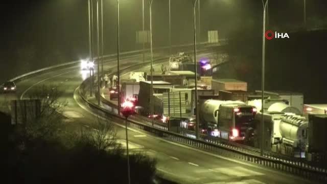 TEM Otoyolu Büyükçekmece mevkiinde tır devrildi, yol trafiğe kapandı