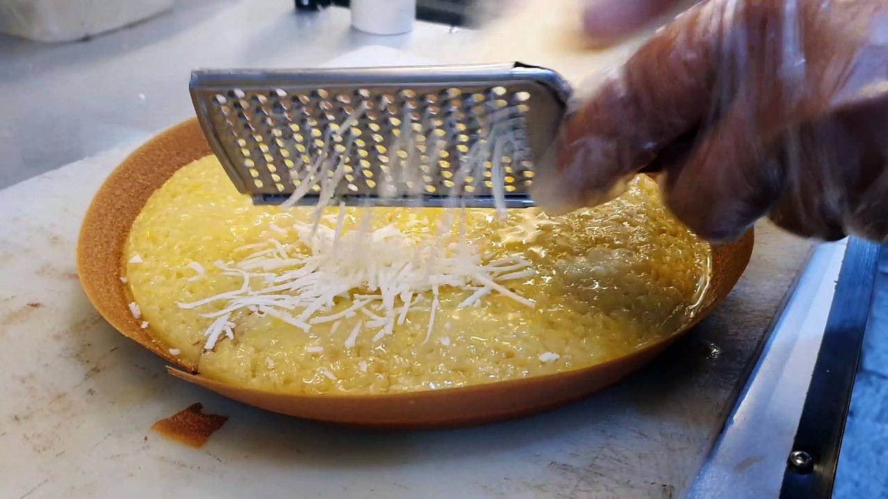 Martabak Cirebon. Isian keju yang berlimpah sangat disukai warga Cirebon.