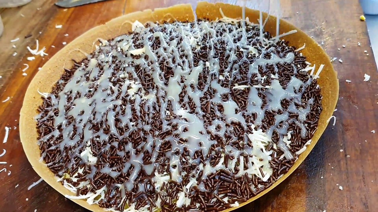 Martabak Manis Cirebon. Coklat dan Keju sebagai isian utama.