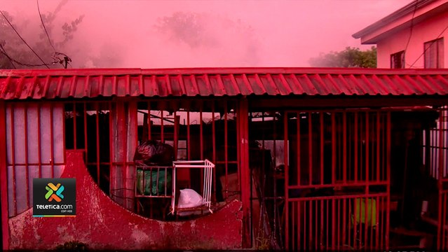 tn7-Policía-y-sus-hijos-perdieron-todo-tras-incendio-en-Escazú-180321