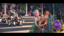 La Reine des Neiges Une Fête Givrée - Extrait du film Olaf et Kristoff surveillent la cour