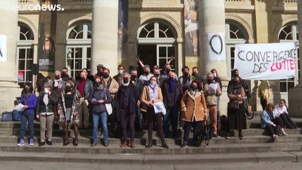 شاهد: موسيقيو أوبرا بوردو يغنون أمام المسرح الكبير دعما للعاملين في قطاع الثقافة والفنون