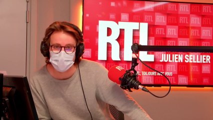 surf avec le nouvel uniforme à venir des policiers