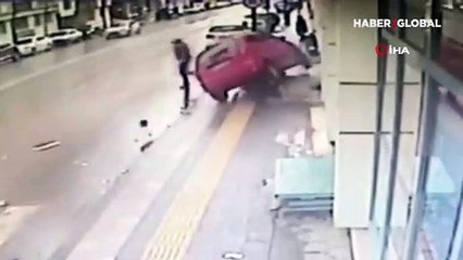 Kaldırımda ezilmekten saniyelerle kaçtı