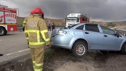 Takla atan otomobilden anne-oğul yara almadan kurtuldu