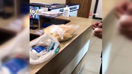 Yakalanacaklarını anlayınca paraları ekmeğin arasına gizledi