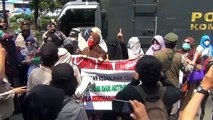 Polisi Bubarkan Simpatisan Rizieq Shihab yang Berkerumun di PN Jakarta Timur