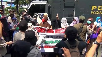Polisi Bubarkan Simpatisan Rizieq Shihab yang Berkerumun di PN Jakarta Timur