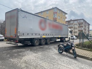 SULTANBEYLİ'DE MOTOSİKLET TIR'A ÇARPTI; GENÇ KIZIN BACAKLARI KIRILDI
