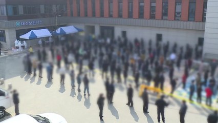 사흘째 4백 명대...'외국인 검사 의무화' 차별 논란 / YTN