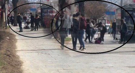 Liseli kızların yol ortasındaki görüntüsü ‘Pes!’ dedirtti