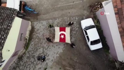 Dedelerinden kalan 300 yıllık bayrağa gözleri gibi bakıyorlar