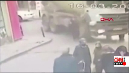 Karşıya geçerken beton mikserinin altında kaldı