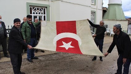Osmanlı'dan kalma 300 yıllık bayrağa gözleri gibi bakıyorlar