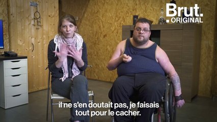Un jeune homme tétraplégique et son auxiliaire de vie racontent leur histoire d'amour
