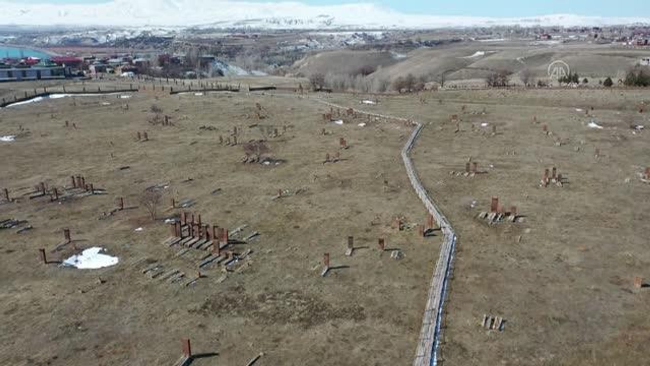 Son dakika haberi... Selçuklu Meydan Mezarlığı'nda toprak altındaki mezar taşları ortaya çıkarılarak yurt dışında tanıtılacak
