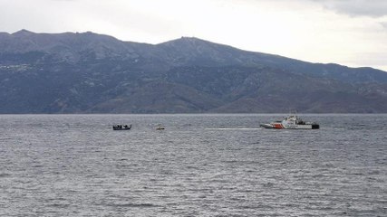 Göçmenleri kelepçeleyip denize attılar